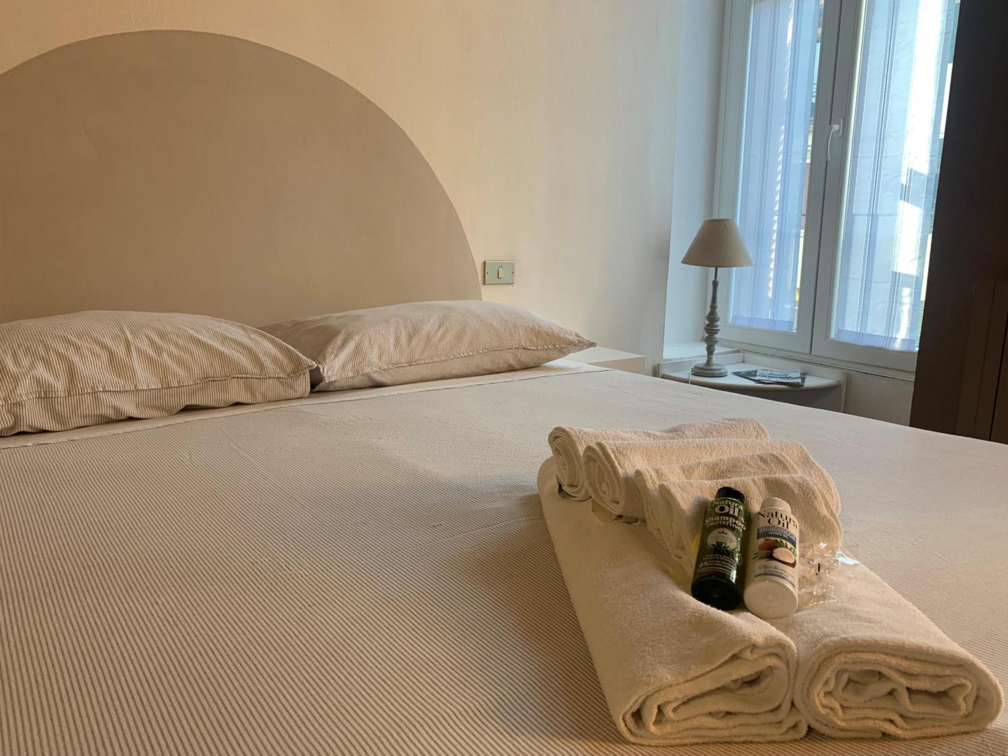 Studio Apartment Una Finestra Su Como Exterior photo
